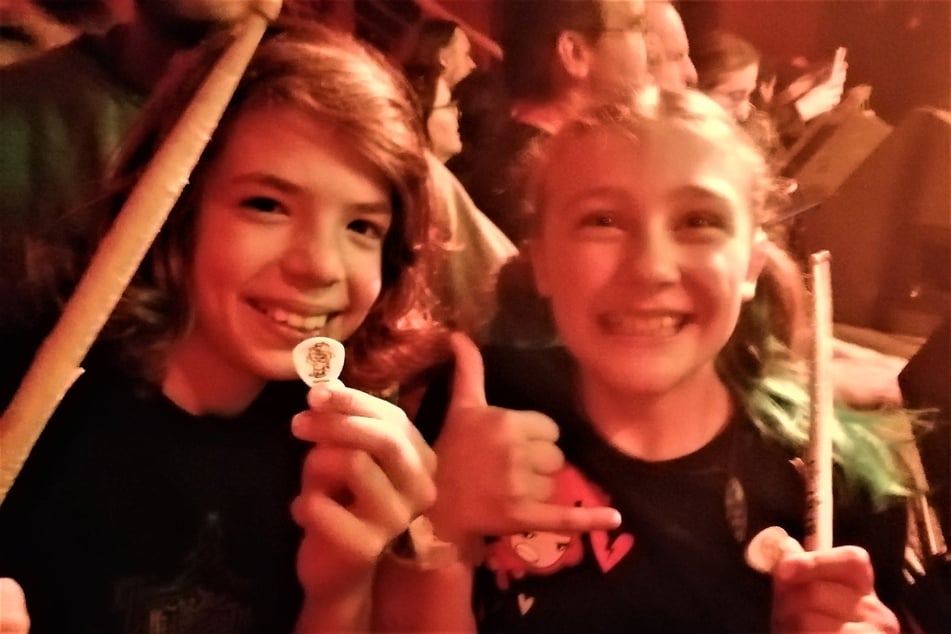 Zwei Kids mit "Ugly Kid Joe" auf der Bühne: Bruno und Ida (beide 11) im Juni im Hamburger Knust.