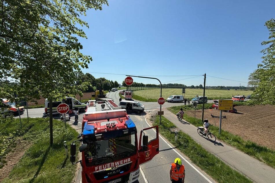 An dieser Kreuzung hatte der Kleinbusfahrer wohl das Stoppschild übersehen.