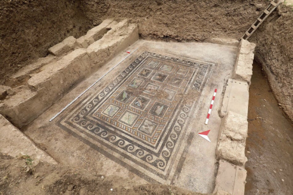 Ein antikes Mosaik wurde von Forschern in der antiken Stadt Adramytteion in der Türkei entdeckt.