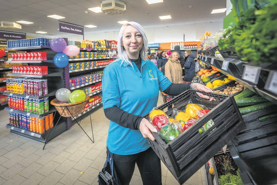 Die neue Filialleiterin Susann Engel (37) darf sich über viele glückliche Kundengesichter freuen. Und das Gemüse kommt aus Sachsen.