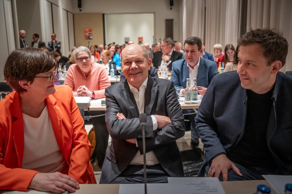 Sind von ihren Steuerplänen überzeugt: SPD-Parteichefin Saskia Esken (63), Bundeskanzler Olaf Scholz (66) und SPD-Vorsitzender Lars Klingbeil (46).