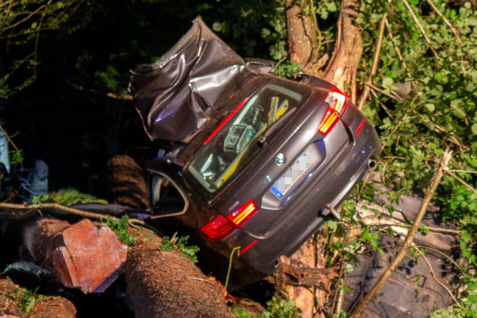 Die Kollision des BMWs mit dem Baum war so stark, dass der Fahrer noch an der Unfallstelle verstarb.