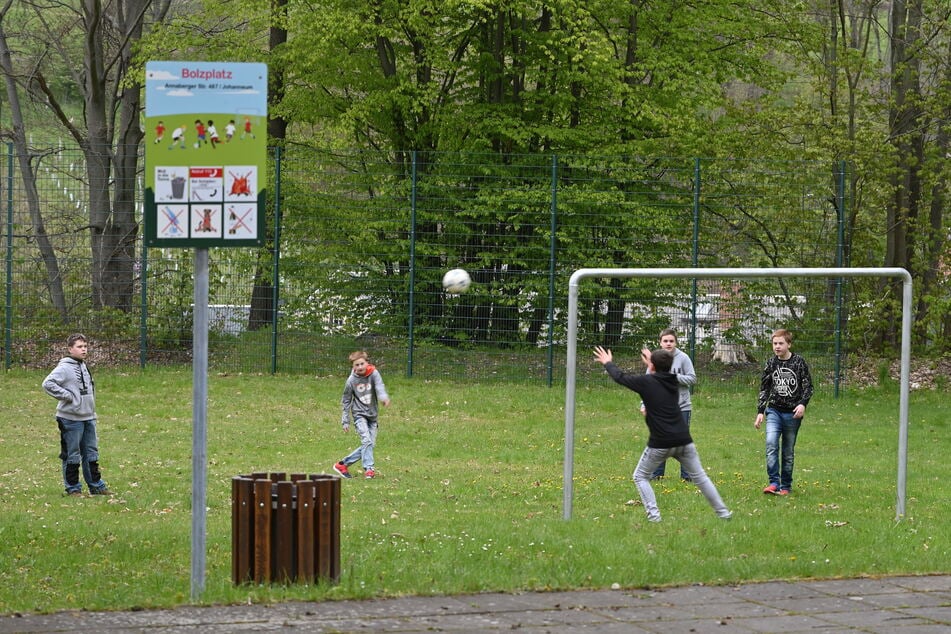 Die Jugendlichen wünschen sich einen Unterstand und Sitzmöglichkeiten für den Bolzplatz.