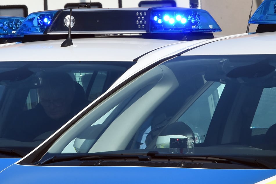 Der Busfahrer wurde mit schweren Gesichtsverletzungen in ein Magdeburger Klinikum verlegt. Die Polizei bittet um Hinweise zu dem Täter. (Symbolbild)