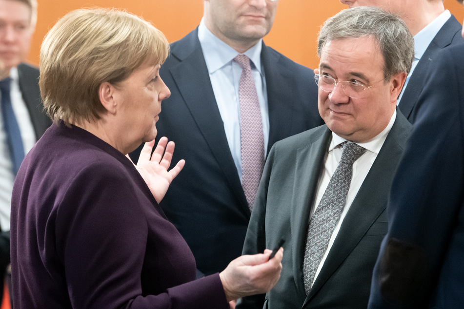 Angela Merkel im Gespräch mit Armin Laschet.