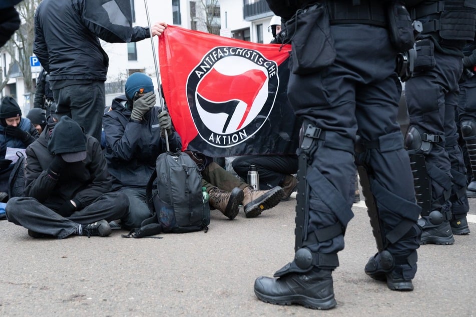 Die Polizei räumte Sitzblockaden und verhinderte Durchbrüche durch Absperrungen.