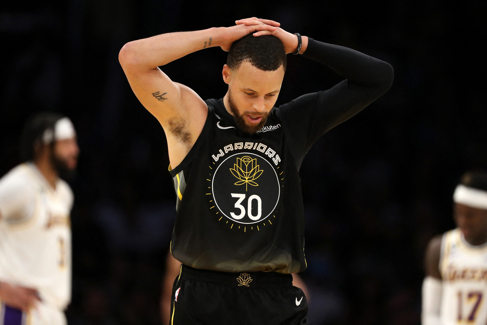 Steph Curry scored 27 points on his return from injury, but it was not enough as the Los Angeles Lakers beat the Golden State Warriors.