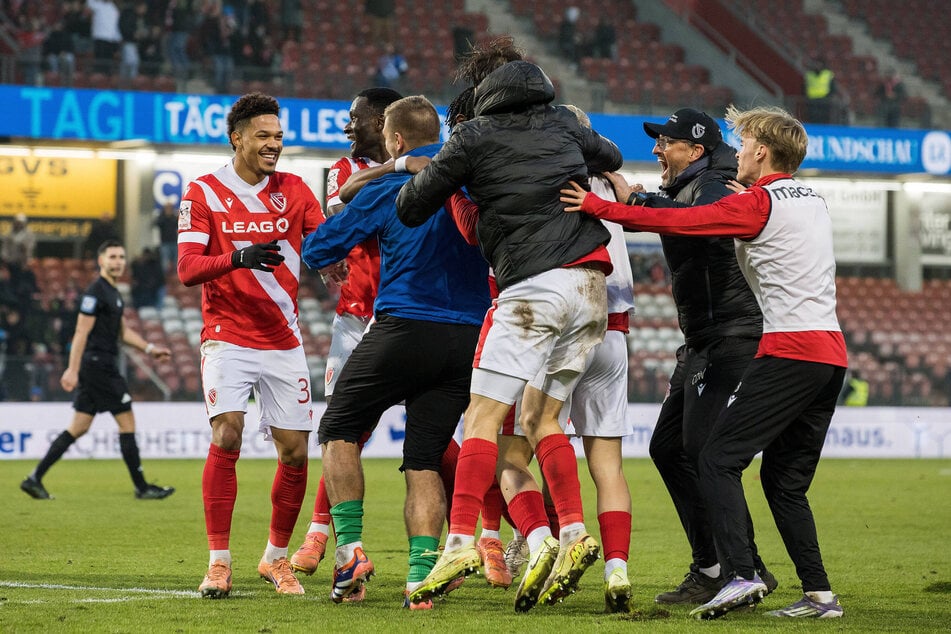 Energie Cottbus feiert sich und die Top-Platzierung in der 3. Liga. Doch viele Plätze blieben leer.