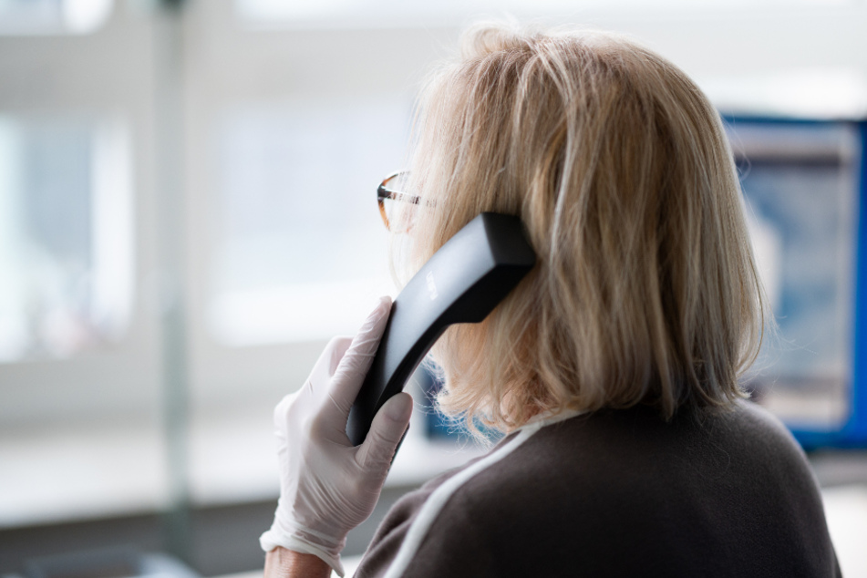 Die ehrenamtlichen Helfer bei der Telefonseelsorge haben derzeit viel zu tun. (Symbolbild)