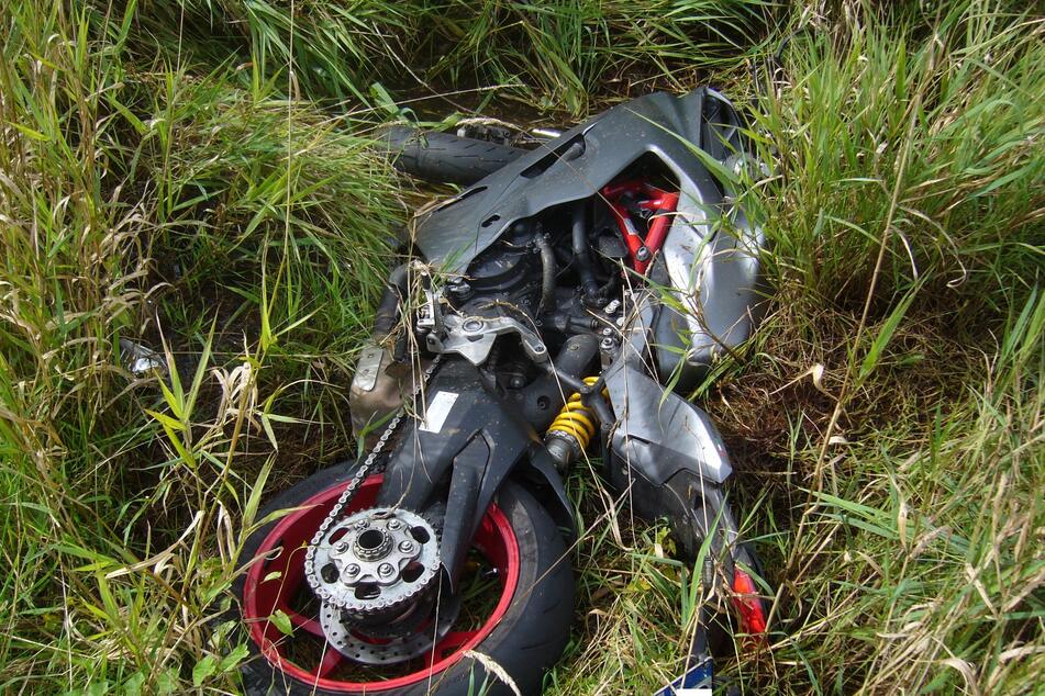 Transporter übersieht Motorrad: Biker wird in Graben geschleudert und schwer verletzt