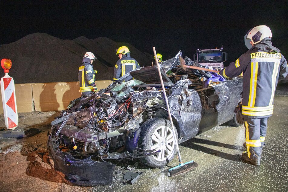 Der VW Eos des Mannes wurde durch den Unfall komplett zerstört.