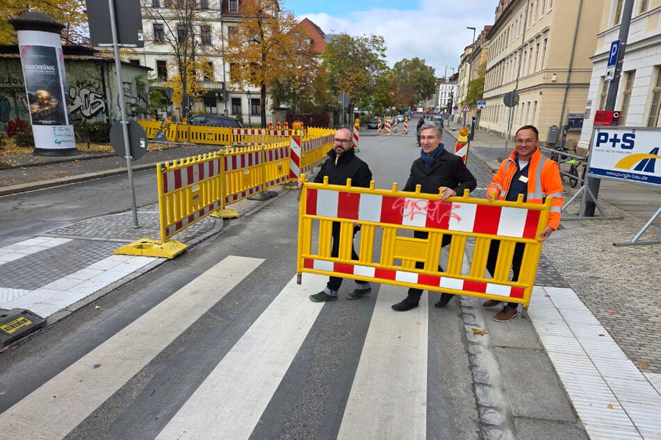 Symbolische Einweihung: Kreiselternrat-Vorsitzender Stefan Kraft (l.), Baubürgermeister Stephan Kühn (47, M.) und Sachgebietsleiter Ralf Langer tragen eine Warnbake über den neuen Zebrastreifen.