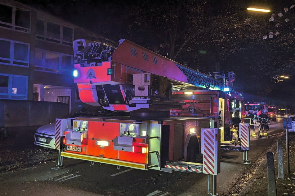 Der Feuerwehr-Einsatz in der Walddörferstraße dauert derzeit noch an.