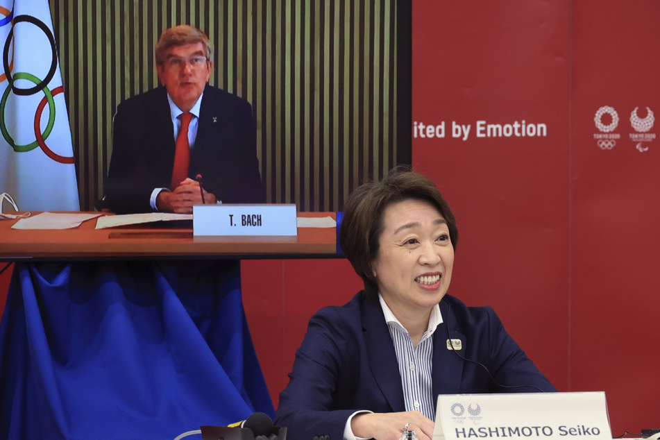 Seiko Hashimoto (56, r), Präsidentin des Organisationskomitees der Olympischen und Paralympischen Spiele Tokio 2020, hatte auf eine Entscheidung über ausländische Olympia-Fans gedrängt.