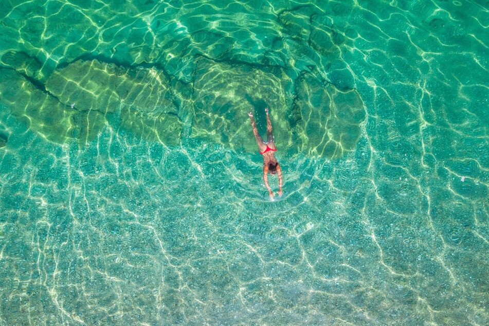 Badegäste sollten sich jetzt auch in den eigentlich sicheren Gewässern Mallorcas in Acht nehmen. (Symbolbild)