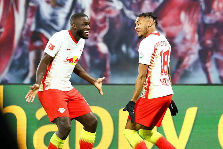 Französisches Freudentänzchen: Dayot Upamecano (l.) feierte mit Christopher Nkunku über dessen Treffer zum 1:0.