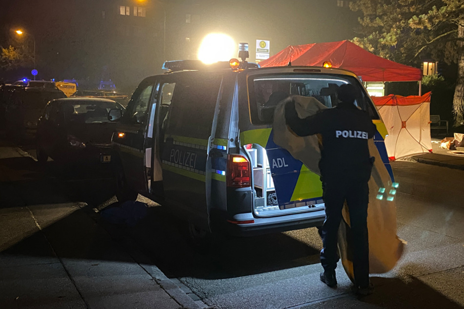 Aktuell versucht die Polizei vor Ort, die Umstände zu ermitteln.