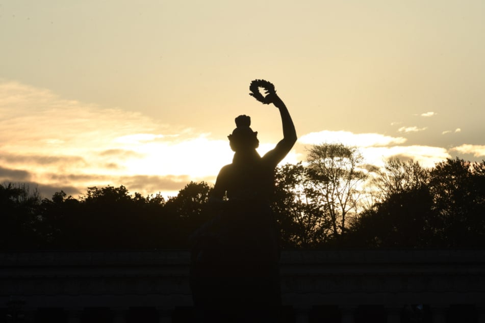 Die Statue der Bavaria thront bei Sonnenuntergang über der Theresienwiese.