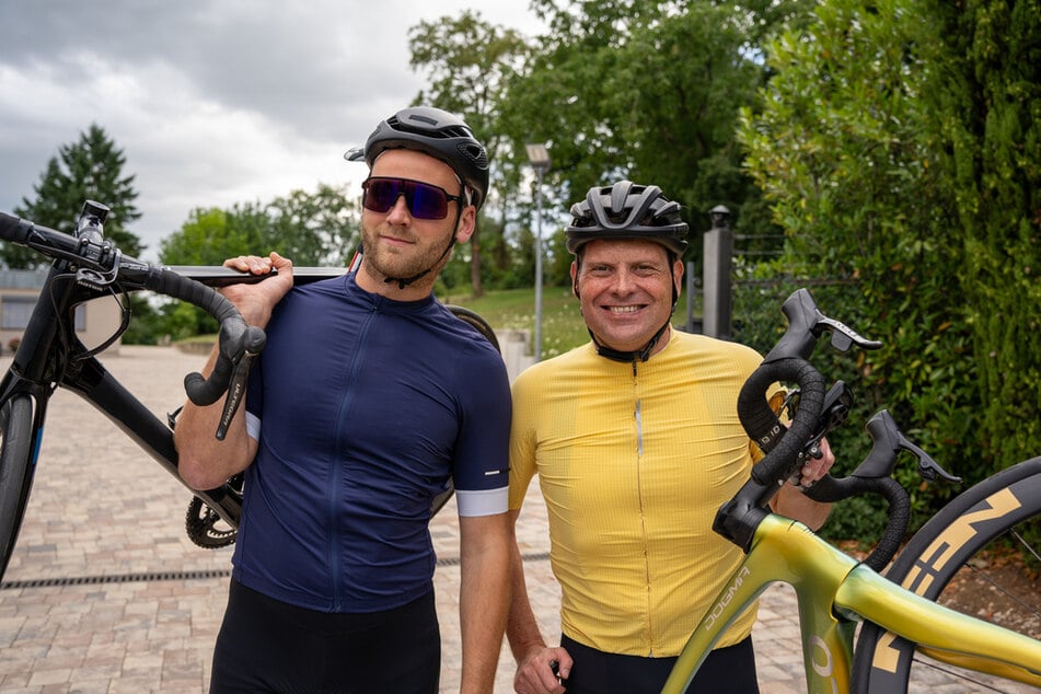 Leon Windscheid (36) und Radrennprofi Jan Ullrich (51, r.) schwingen sich auf die Räder.