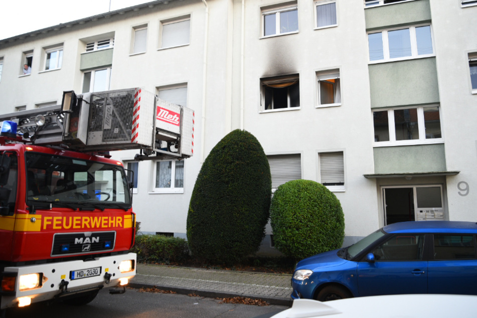 An einem der Fenster sind Folgen des Feuers zu sehen.