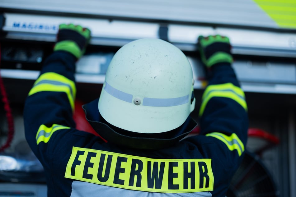 Feuerwehrleute nutzten eine Drehleiter, um zu den Bewohnern auf dem Dach zu gelangen. (Symbolbild)