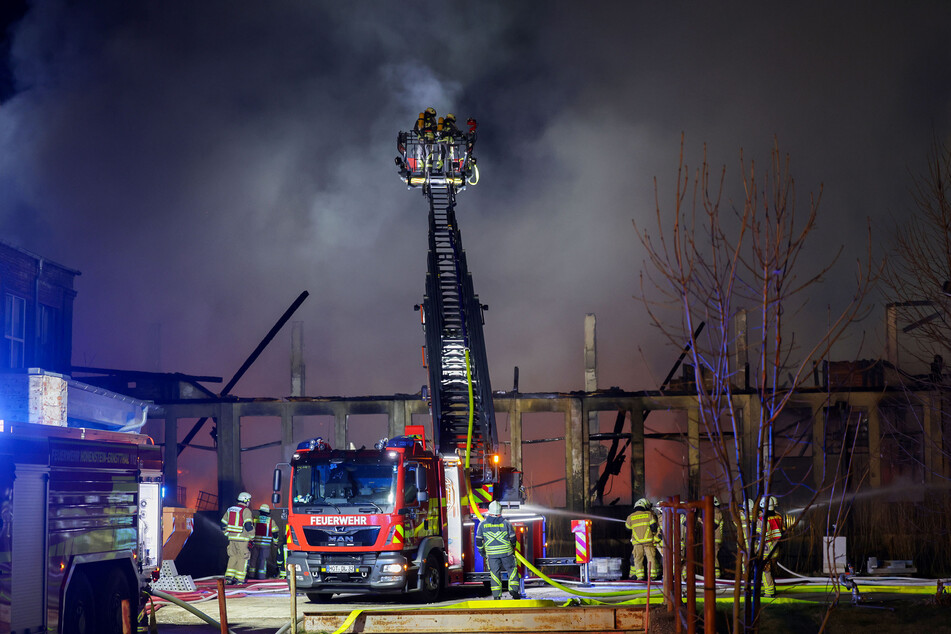 Mehrere Feuerwehren kämpften mit einem Großaufgebot stundenlang gegen das Feuer. Die Halle wurde durch die Flammen zerstört.