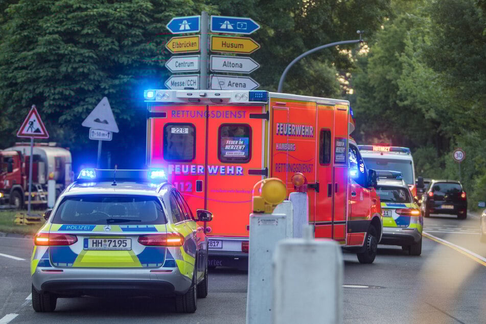 Rettungskräfte stehen nach dem Unfall an der Alster.