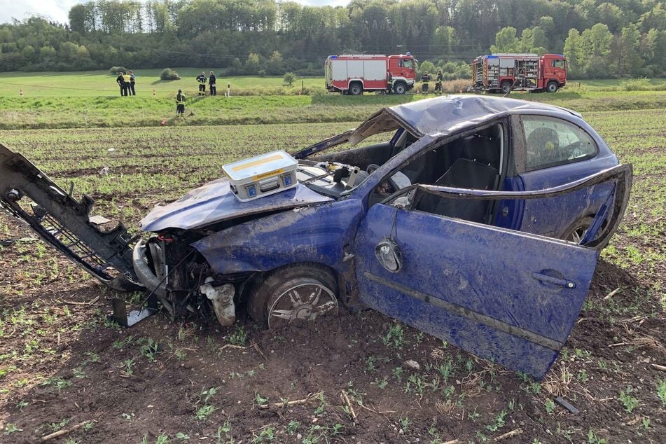 Schwerer Unfall in Thüringen: Seat überschlägt sich und landet im Feld