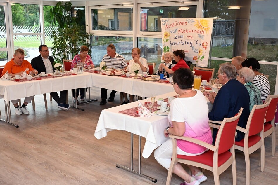 Das DRK-Altenpflegeheim Am Veitsberg hat eine kleine Tafel mit Kaffee, Kuchen und Sekt eingerichtet und ein liebevoll gestaltetes Plakat wurde auch aufgehängt.