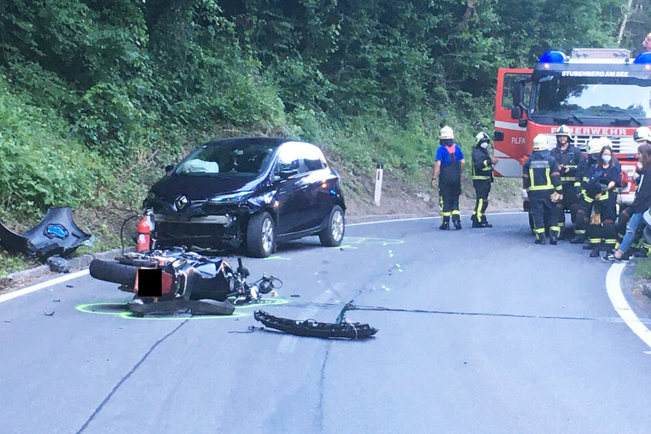 Ein Motorrad und ein Auto kollidierten am Abend auf der L409.