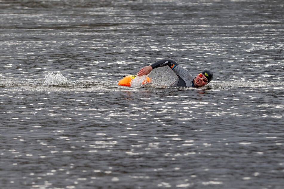 Der Extremschwimmer zieht im Freiwasser immer eine Boje hinter sich her, damit Bootsführer ihn nicht übersehen.