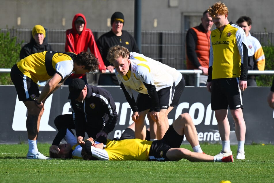 Jonas Sterner (h.) und Alexander Rossipal liegen nach ihrem Zusammenprall am Boden.