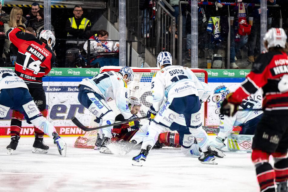 Unfassbar: Nürnbergs Tyler Spezia (h.) liegt vor der Torlinie und schiebt die Scheibe mit der Hand. Ob über die Torlinie, ist aus keiner Kameraperspektive zu sehen.