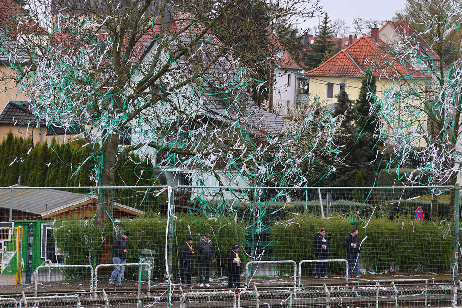 Die Deko im Gästeblock wird wohl nicht lang halten.