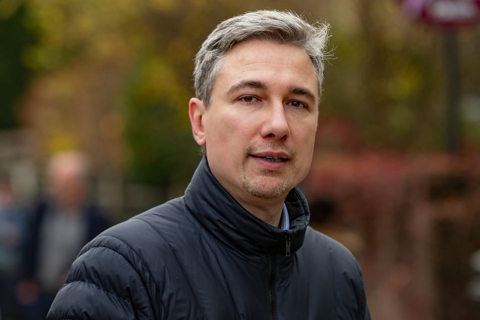 Dresdens Verkehrsbürgermeister Stephan Kühn (46, Grüne) geht der Bahnausbau zu langsam voran.