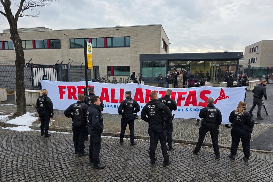 Vor dem Gerichtsgebäude wurde Freiheit für die Angeklagten gefordert.