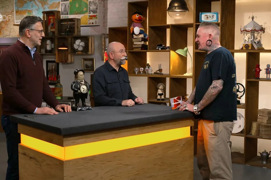 Marc (r.) aus Rheda-Wiedenbrück möchte ein sehr skurriles Objekt bei "Bares für Rares" verkaufen.