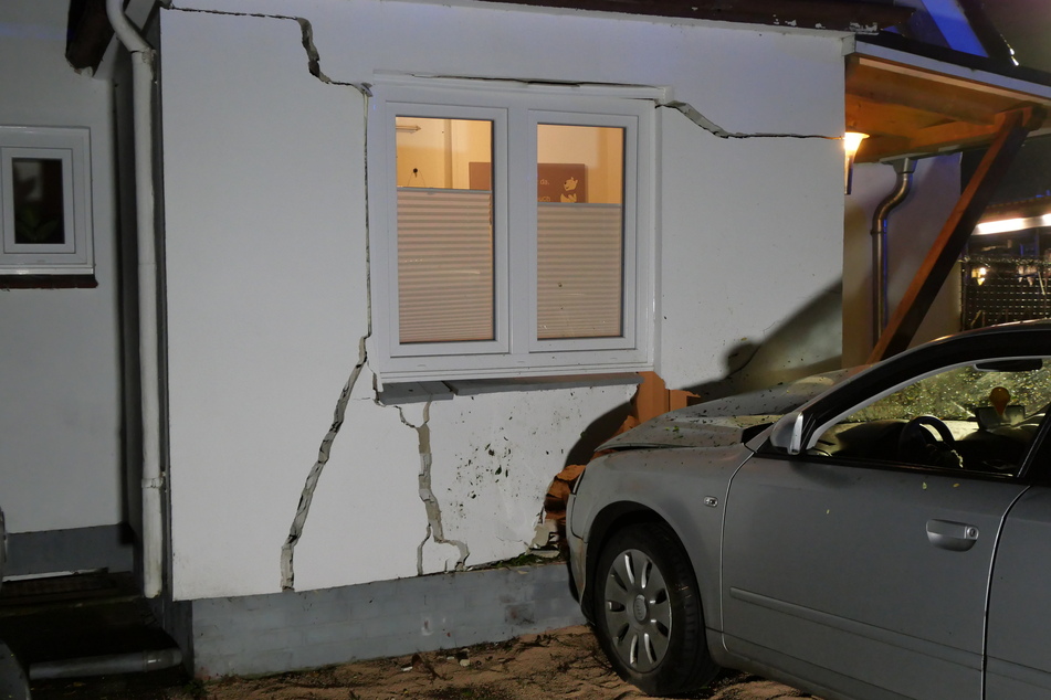 Der Audi krachte während einer Gartenparty in das Wohnhaus. Die zehnköpfige Feiergesellschaft kam glücklicherweise mit einem Schrecken davon.