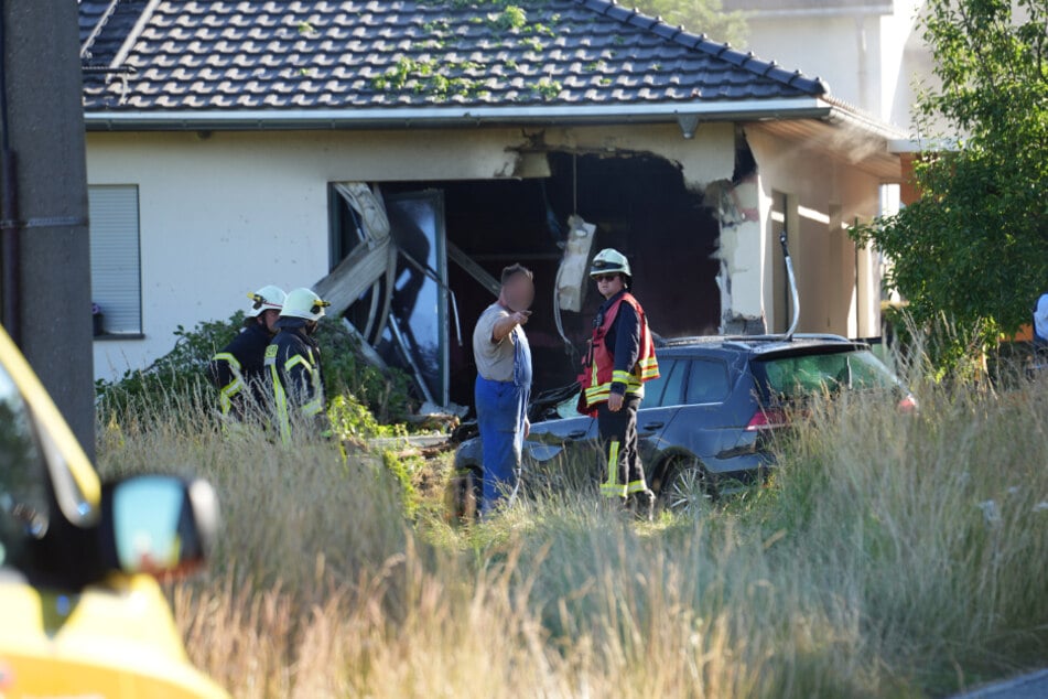 "Da steckt ein Auto in Deiner Stube!" - Familie hat Glück, dass gerade Ferien sind