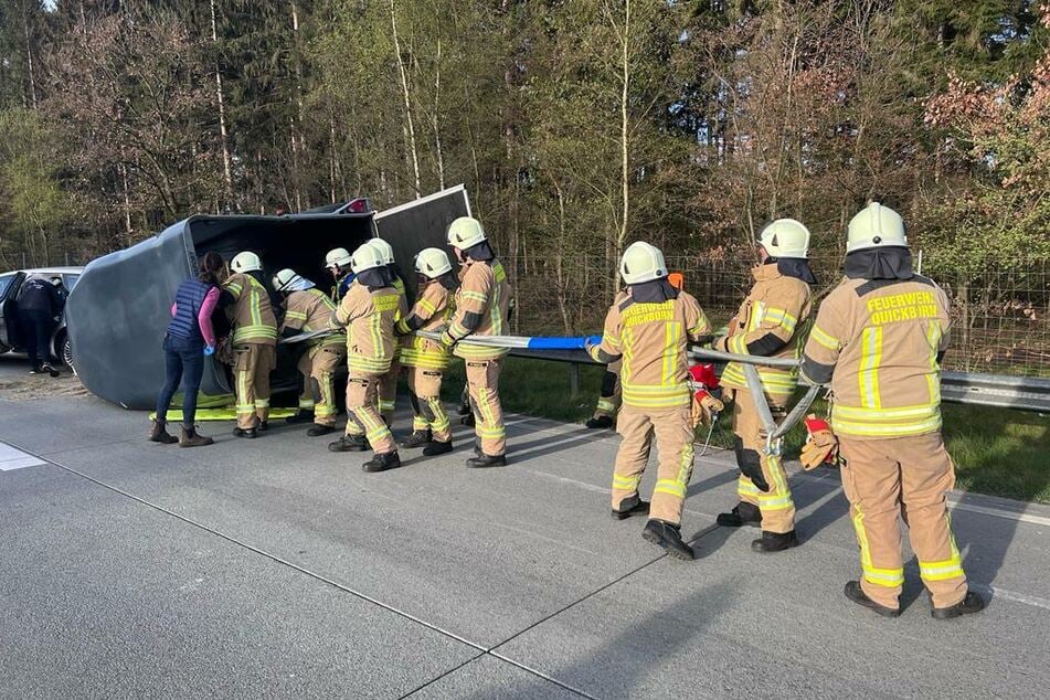 Unfall A7: Dramatischer Unfall auf der Autobahn: Pferd unter Anhänger begraben