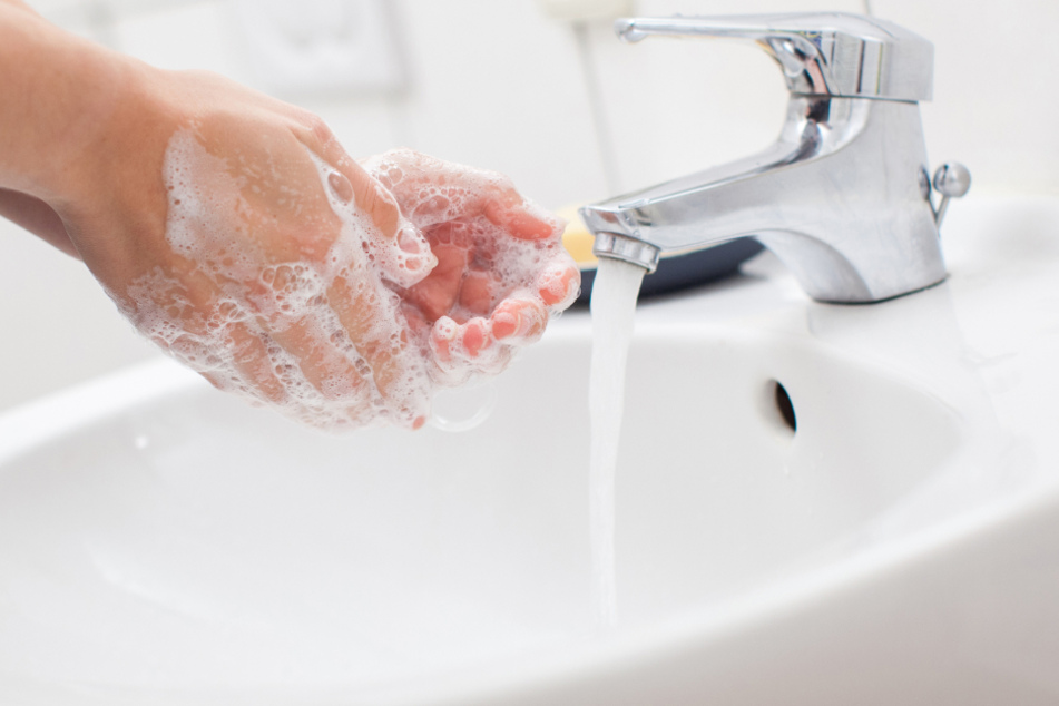 Regelmäßiges und gründliches Händewaschen mit Seife hilft dabei, die Gesundheit zu schützen - vor einer Grippe ebenso wie vor dem Sars-CoV-2-Virus.