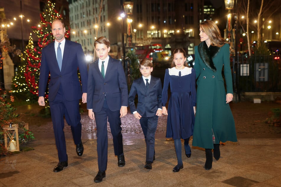Nicht nur Prinzessin Kate (43, v. r.) und Prinzessin Charlotte (10) besuchten den Gottesdienst, sondern auch Prinz Louis (7), Prinz George (12) und ihr Vater Prinz William (43).