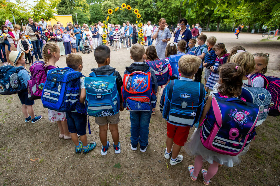 Mit ihren neuen Schulranzen stehen die Erstklässler nach der Einschulungsfeier auf dem Hof der Grundschule Lankow. (Symbolbild)