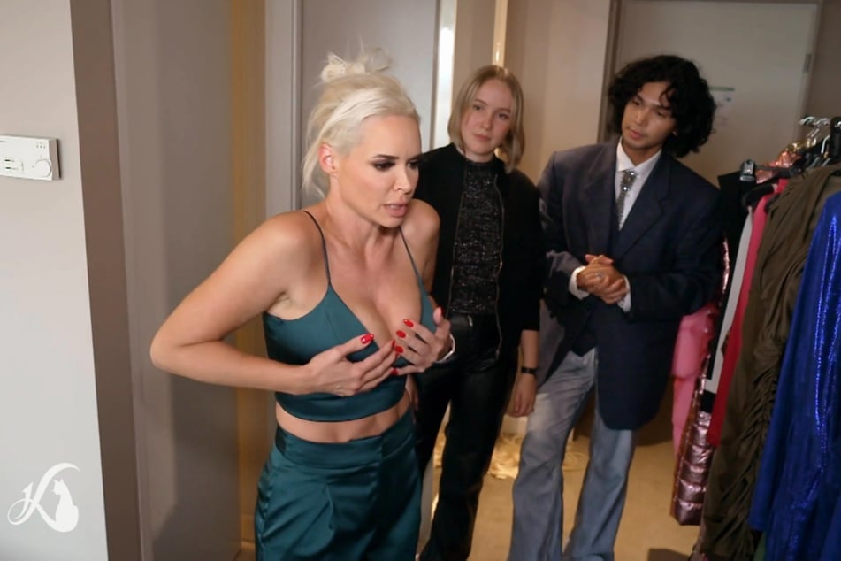 Daniela Katzenberger (38) lässt sich für den roten Teppich stylen.