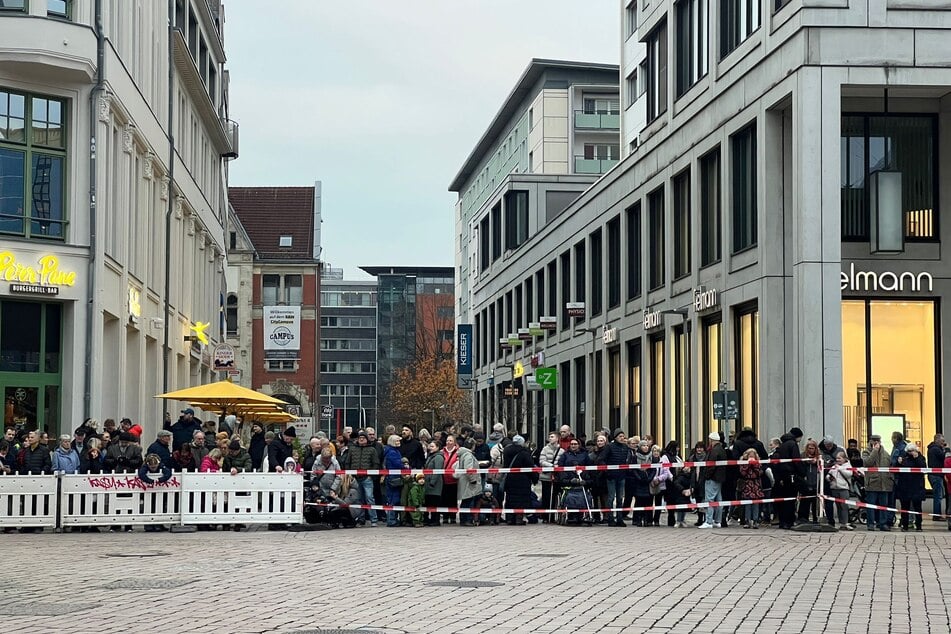 Zahlreiche Zuschauer warteten auf die Ankunft der Fichte.