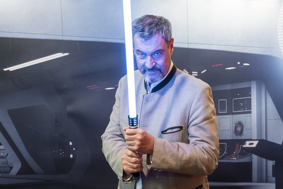 Grauer Haken statt blaues Lichtschwert: An seinem 59. Geburtstag wurde CSU-Boss Markus Söder zum Sieger eines Negativ-Preises gewählt.