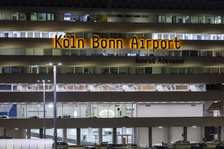 Am Köln/Bonner Flughafen starten und landen die ganze Nacht über etliche Passagierflugzeuge.