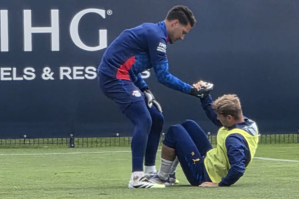 Keeper Janis Blaswich half Stürmer Timo Werner nach einem Foul wieder auf die Beine.