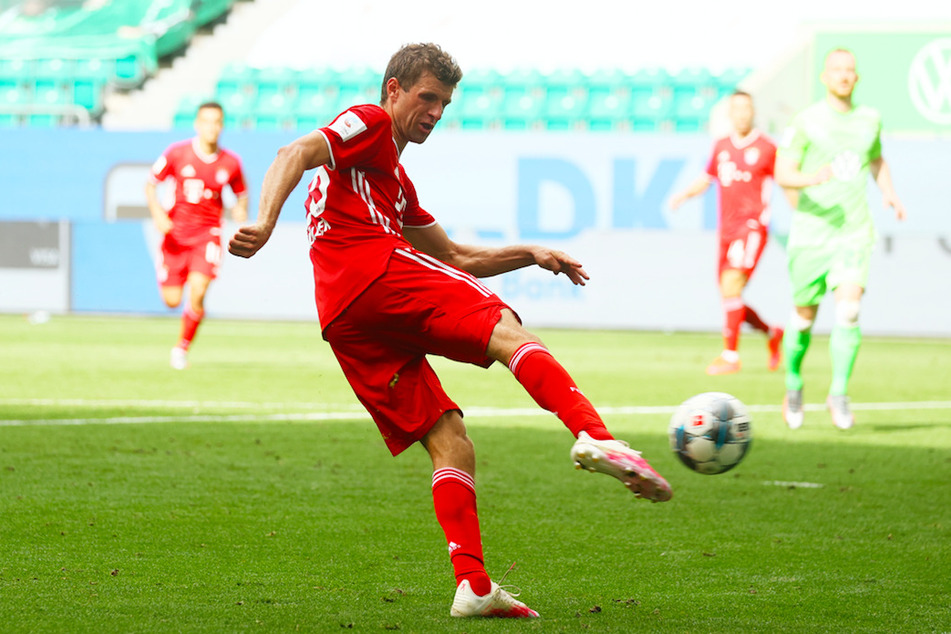 Thomas Müller (30) von Bayern schießt das Tor zum 0:4 beim VfL Wolfsburg.