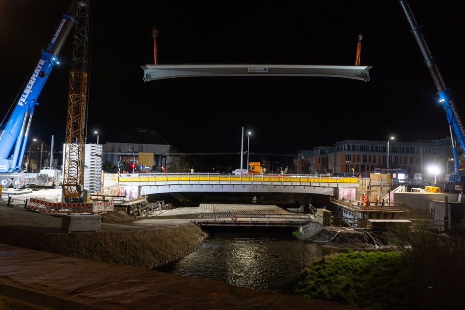 Hier wurde ein Fertigteilträger in die Brücke eingelassen.